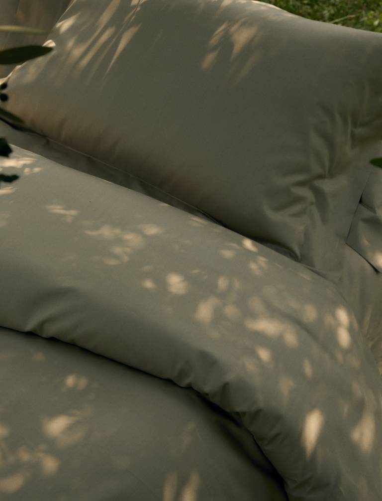 Frette Naturalismo Cotton bedding made in Italy from 100% organic cotton, sustainably dyed with poppy petals